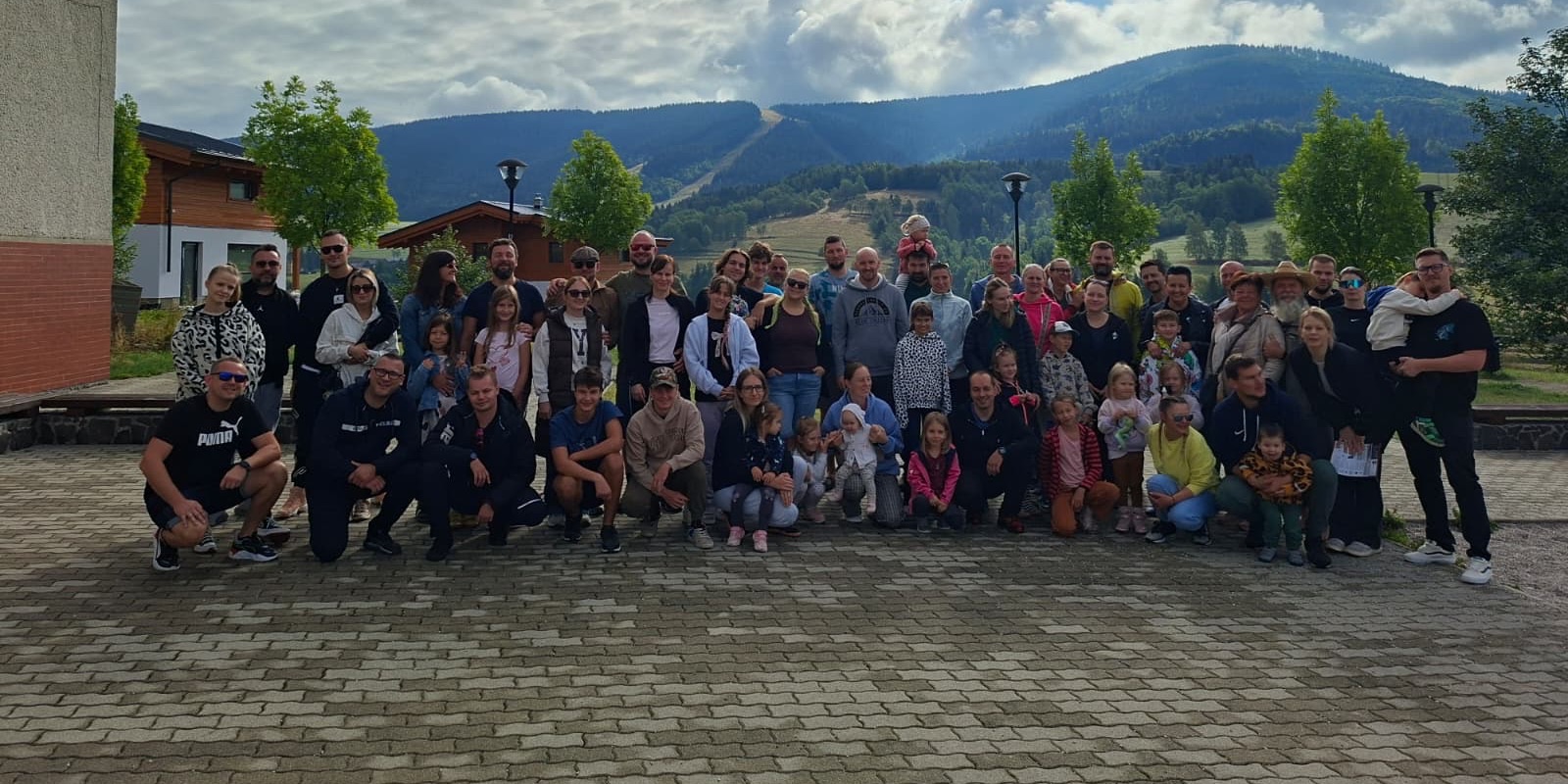 Das ant-Team mit Familienangehörigen bei einem gemeinsamen Ausflug
